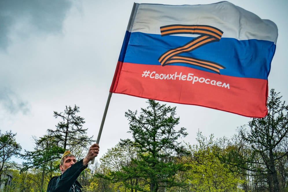 Demonstrant mit Z-Flagge in Moskau: Das Zeigen des Symbols kann in Deutschland strafbar sein. (Symbolfoto)