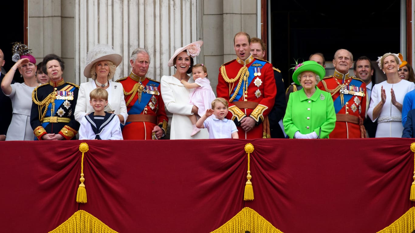 Die Royal Family: Es ist Tradition, dass die Queen zusammen mit ihrer Familie der "Trooping of Colour" beiwohnt.