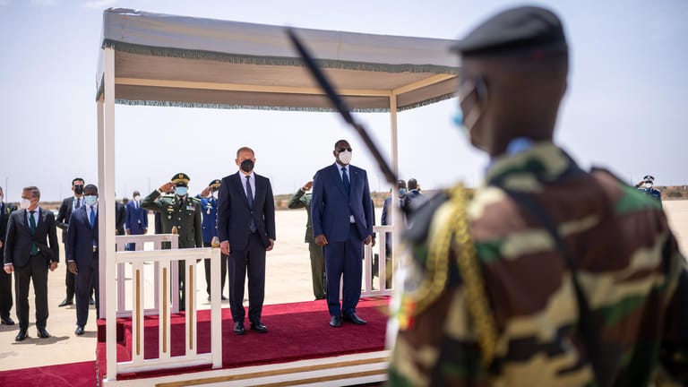 Gut bewacht: Olaf Scholz und der senegalesische Präsident Macky Sall.