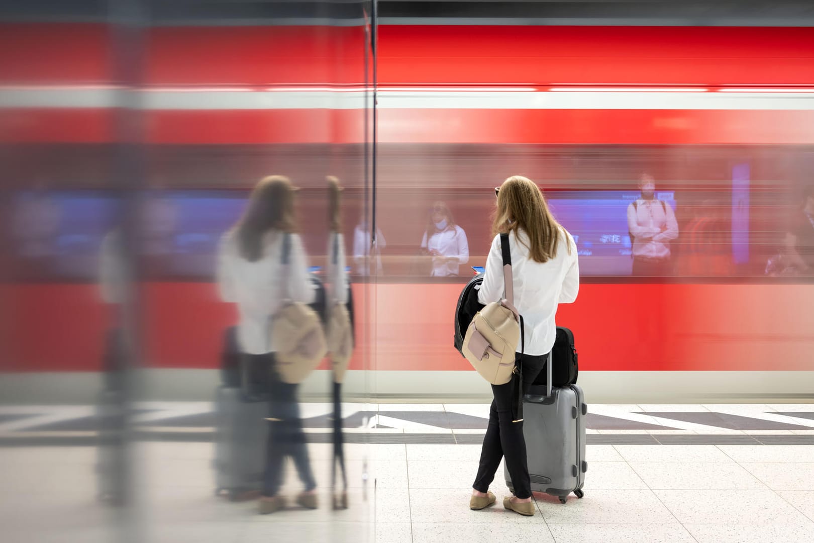 Günstiger unterwegs: Mit 9-Euro-Monatstickets sollen Millionen Menschen im Juni, Juli und August Bus und Bahn nutzen können.