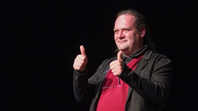 Der Schauspieler Samouil Stoyanov bekommt den Alfred-Kerr-Darstellerpreis verliehen. Der Schauspieler Samouil Stoyanov bekommt den Alfred-Kerr-Darstellerpreis verliehen.