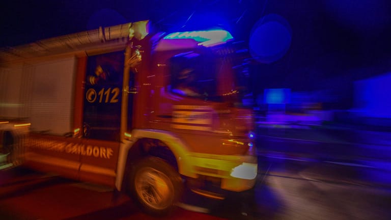 Feuerwehr mit Blaulicht (Symbolbild): In der Nacht ist eine 18-Jährige bei einem Unfall lebensgefährlich verletzt worden.