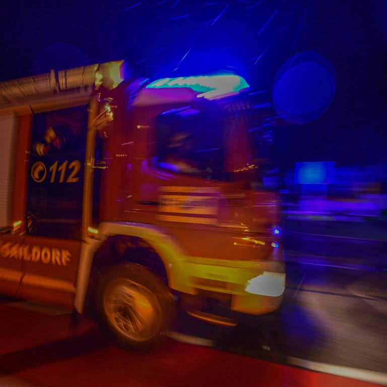 Feuerwehr mit Blaulicht (Symbolbild): In der Nacht ist eine 18-Jährige bei einem Unfall lebensgefährlich verletzt worden.