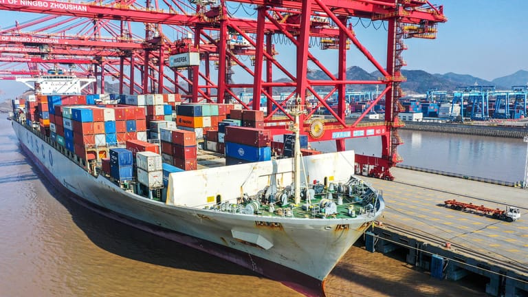 Containerschiff im chinesischen Hafen Zhoushan (Symbolbild): "Unser ganzes Land hat viele Jahre von der Globalisierung profitiert und die Erträge geerntet", sagt DIHK-Präsident Peter Adrian im Interview mit t-online.