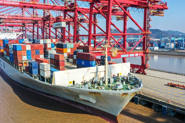Containerschiff im chinesischen Hafen Zhoushan (Symbolbild): "Unser ganzes Land hat viele Jahre von der Globalisierung profitiert und die Erträge geerntet", sagt DIHK-Präsident Peter Adrian im Interview mit t-online.