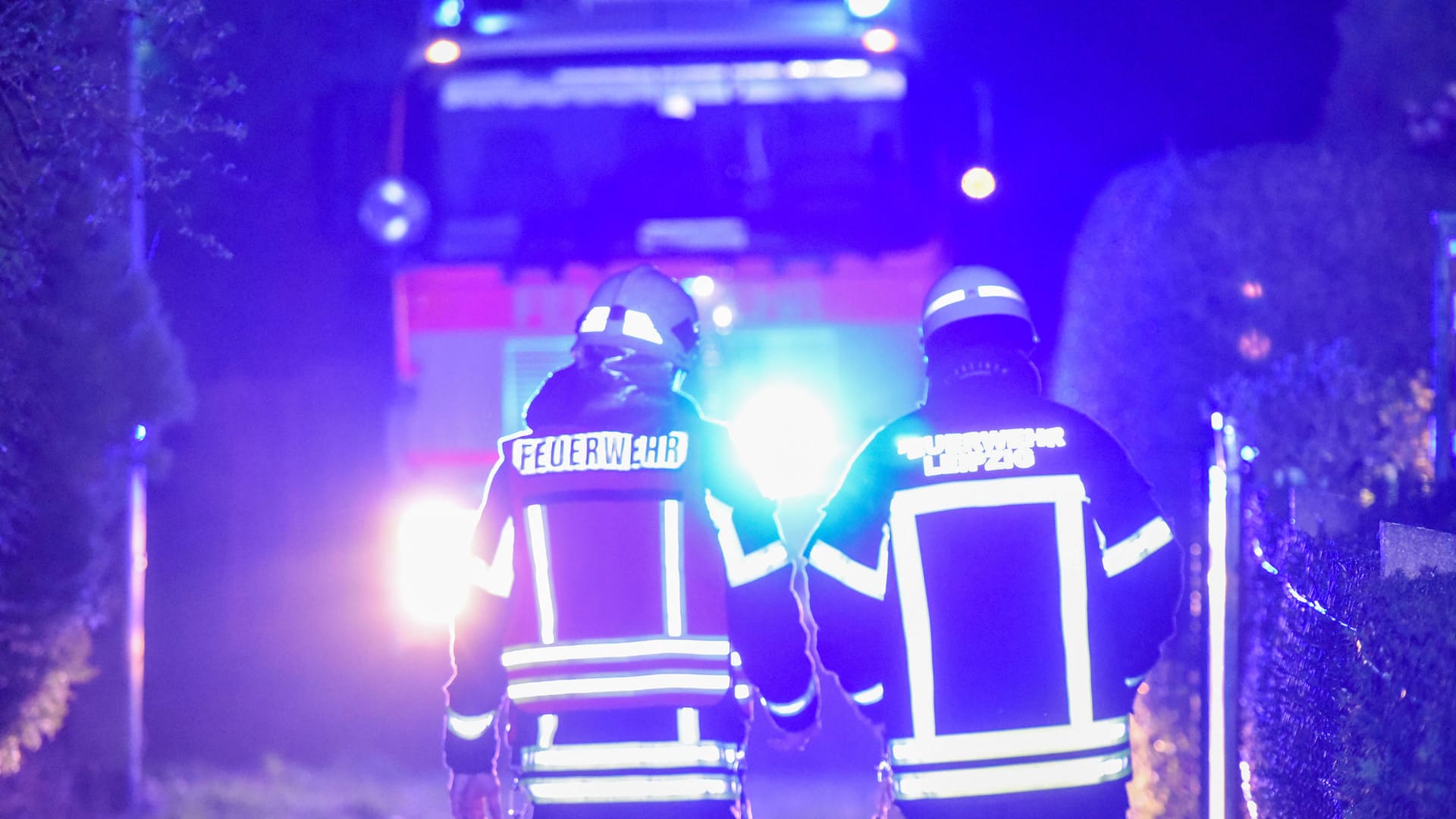 Einsatzkräfte bei einem Brand (Symbolbild): Mehrfach musste die Feuerwehr in Leipzig am Wochenende ausrücken. Einsatzkräfte bei einem Brand (Symbolbild): Mehrfach musste die Feuerwehr in Leipzig am Wochenende ausrücken.