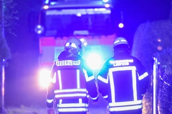 Einsatzkräfte bei einem Brand (Symbolbild): Mehrfach musste die Feuerwehr in Leipzig am Wochenende ausrücken.
