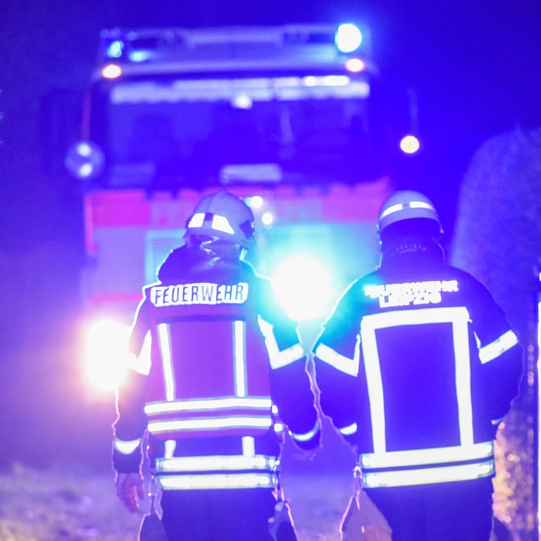 Einsatzkräfte bei einem Brand (Symbolbild): Mehrfach musste die Feuerwehr in Leipzig am Wochenende ausrücken.