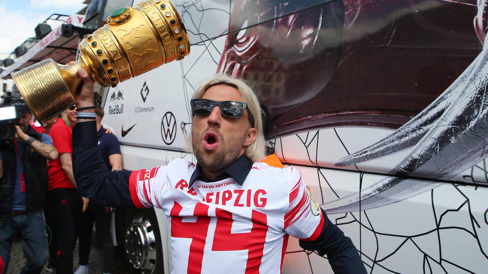 Leipzigs Kevin Kampl mit dem DFB-Pokal: Auch bei dem umstrittenen Tweet stand er im Mittelpunkt.