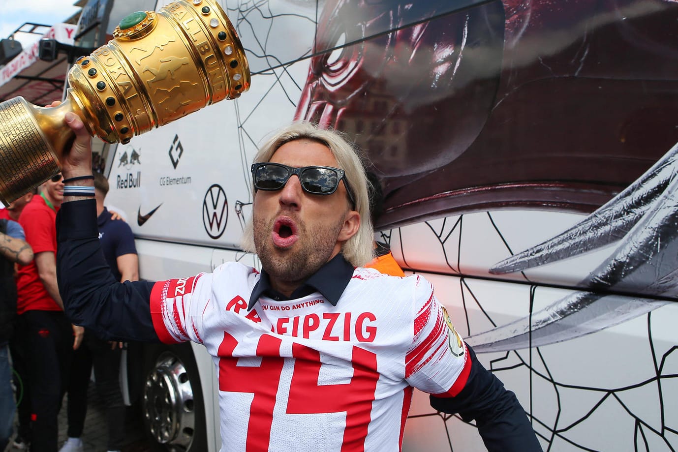 Leipzigs Kevin Kampl mit dem DFB-Pokal: Auch bei dem umstrittenen Tweet stand er im Mittelpunkt.