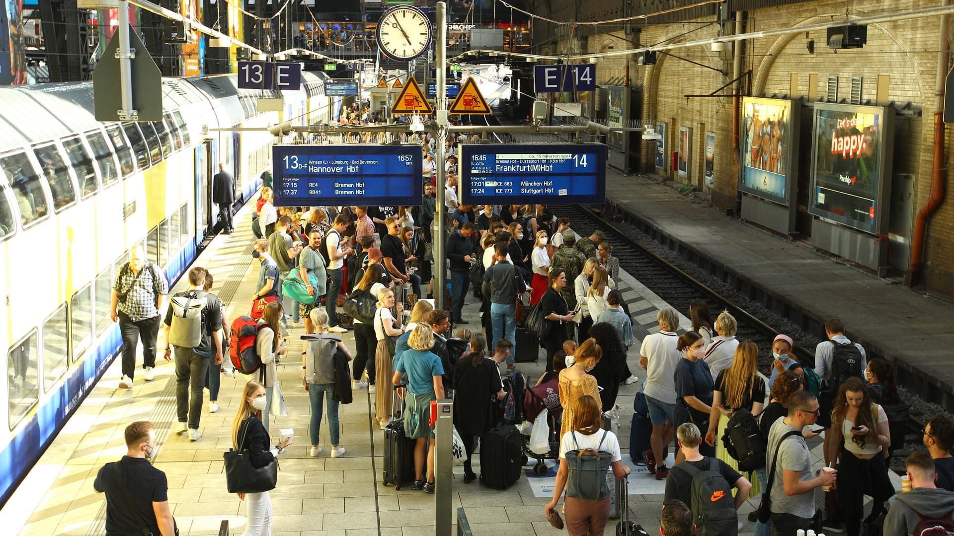 Genießen Sie den Sommer in vollen Zügen!: Reisende am Hamburger Hauptbahnhof.