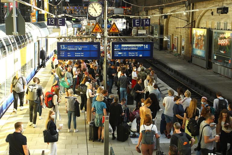 Genießen Sie den Sommer in vollen Zügen!: Reisende am Hamburger Hauptbahnhof.