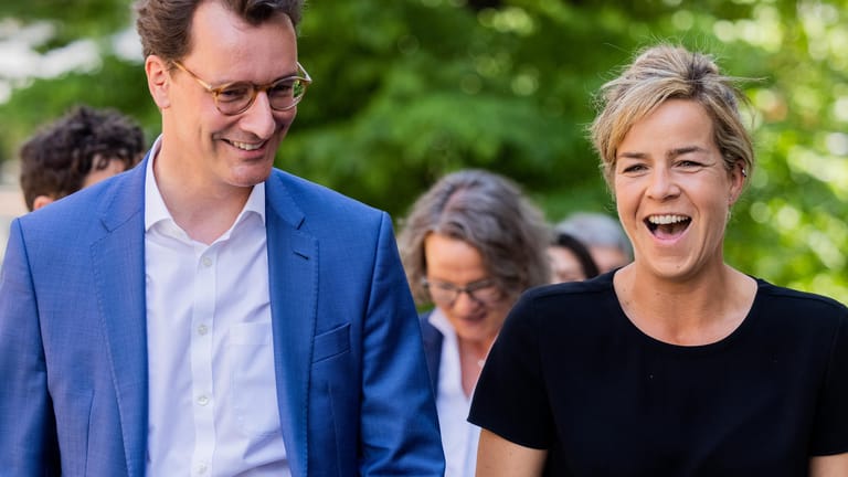 Hendrik Wüst (CDU) und Mona Neubaur (Grüne): Die beiden Parteien wollen offiziell eine schwarz-grüne Landesregierung in Nordrhein-Westfalen sondieren.