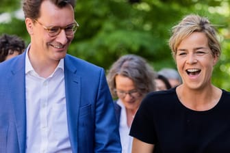 Hendrik Wüst (CDU) und Mona Neubaur (Grüne): Die beiden Parteien wollen offiziell eine schwarz-grüne Landesregierung in Nordrhein-Westfalen sondieren.
