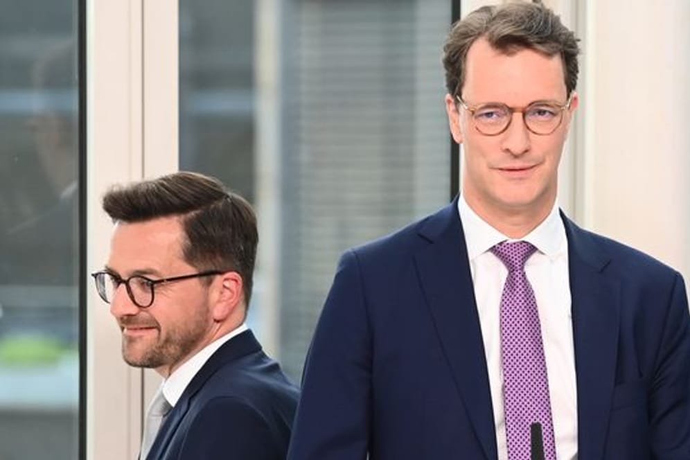 NRW-SPD-Chef Thomas Kutschaty (l) trifft heute auf NRW-Ministerpräsident Hendrik Wüst.