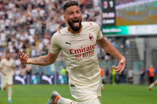 Milans Stürmer Olivier Giroud traf gegen US Sassuolo doppelt und ebnete damit den Weg zur Meisterschaft.