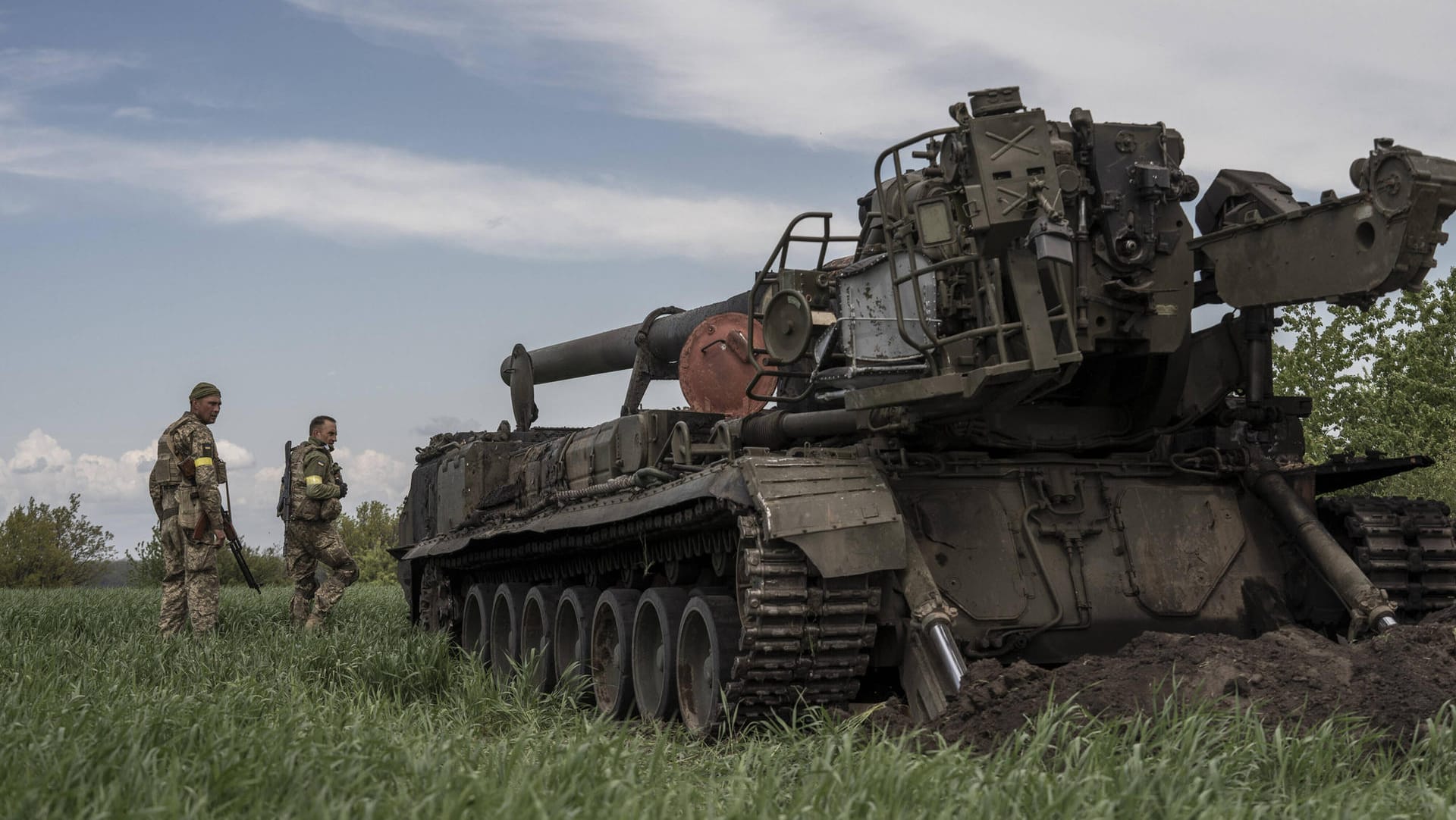 Ukrainische Soldaten stehen in der Region Kiew vor einem russischen Artilleriegeschütz.