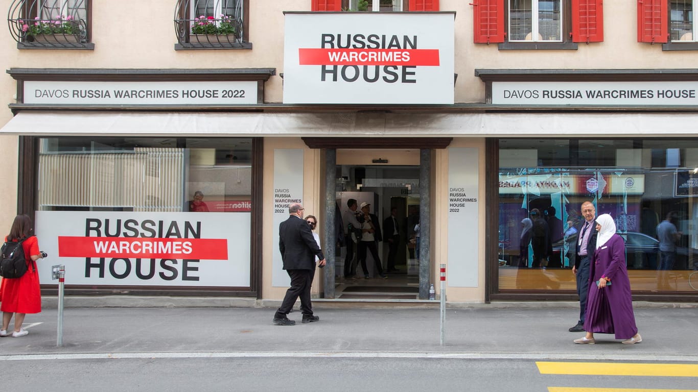 Das "Haus der russischen Kriegsverbrechen": Besucher des WEFs finden darin eine Ausstellung von Fotos, die russische Gräueltaten in der Ukraine zeigen.