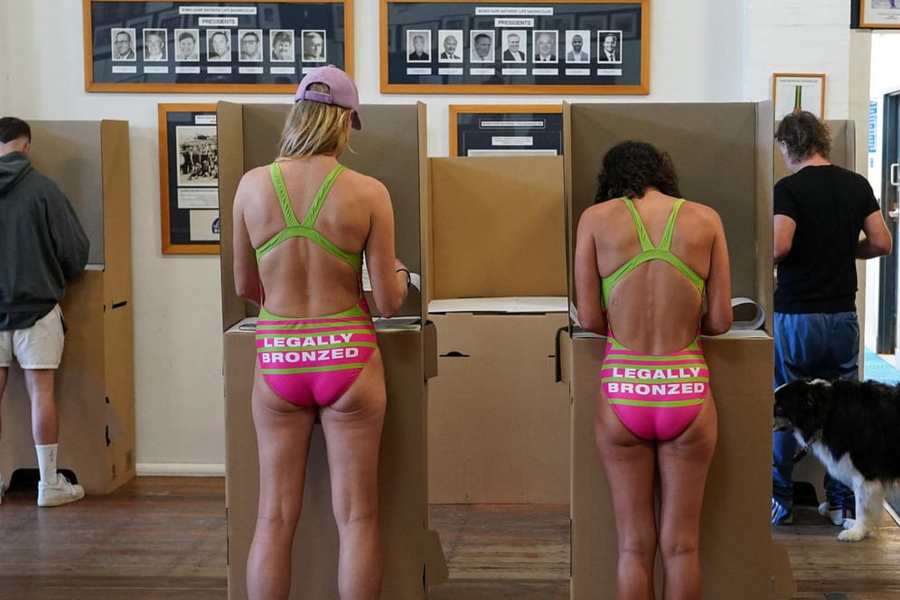 Wählerinnen im Badeanzug in Bondi: Vom Strand geht es direkt ins Wahllokal.