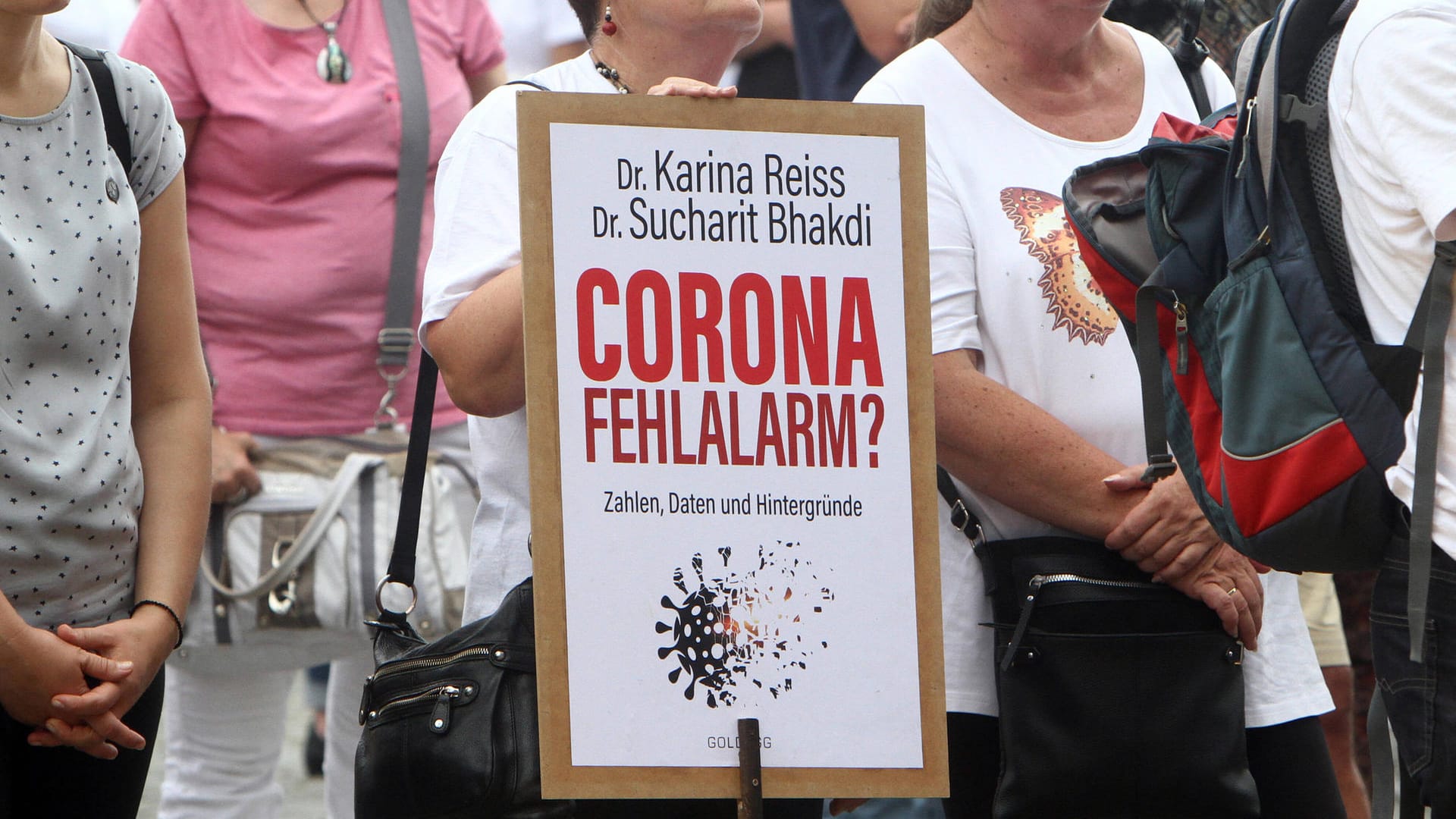 Bibel der Corona-Zweifler: Sucharit Bhakdi gab mit seiner Frau, der Professorin Karina Reiß, das Buch "Corona Fehlalarm?" heraus, das Cover war oft auf Demos zu sehen.