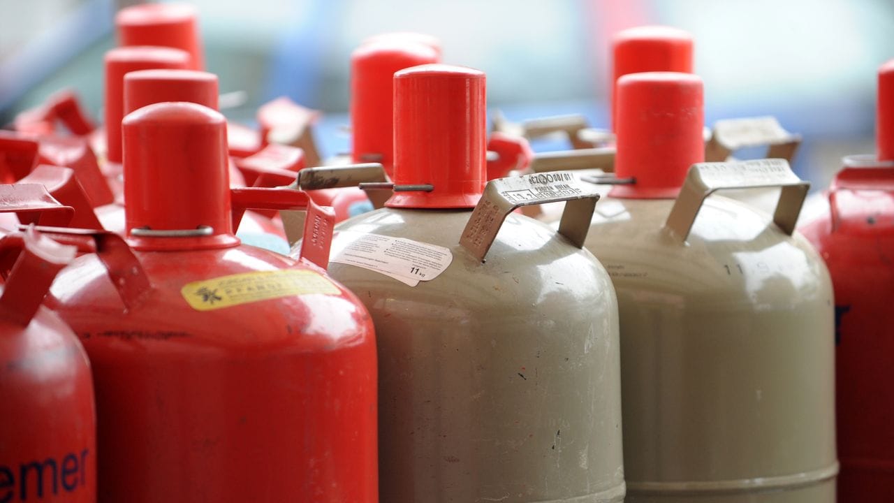 Eine Flasche ist okay, noch eine in einem anderen Raum auch - mehr Flüssiggasflaschen soll man daheim nicht lagern.