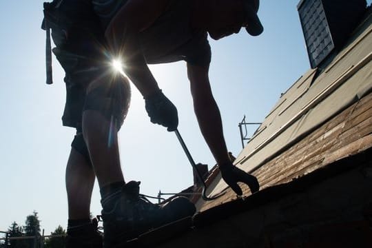 Wer draußen arbeitet, ist einem höheren Hautkrebsrisiko ausgesetzt. Wer draußen arbeitet, ist einem höheren Hautkrebsrisiko ausgesetzt.