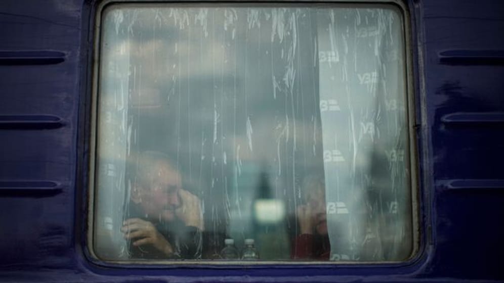Ein Mann sitzt in einem Evakuierungszug, der den Bahnhof von Pokrowsk in der Ostukraine verlassen soll.