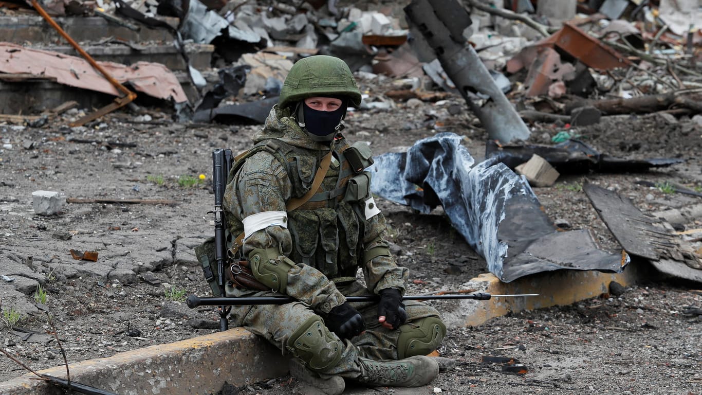 Ein prorussischer Soldat in Mariupol: Will Moskau wieder Verhandlungen mit Kiew aufnehmen?