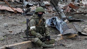 Un soldato filo-russo a Mariupol: Mosca vuole riprendere i negoziati con Kiev?