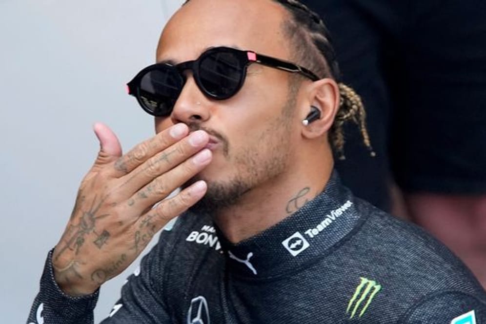 Rennfahrer Lewis Hamilton vom Team Mercedes freut sich über die Leistungen seines Teams.
