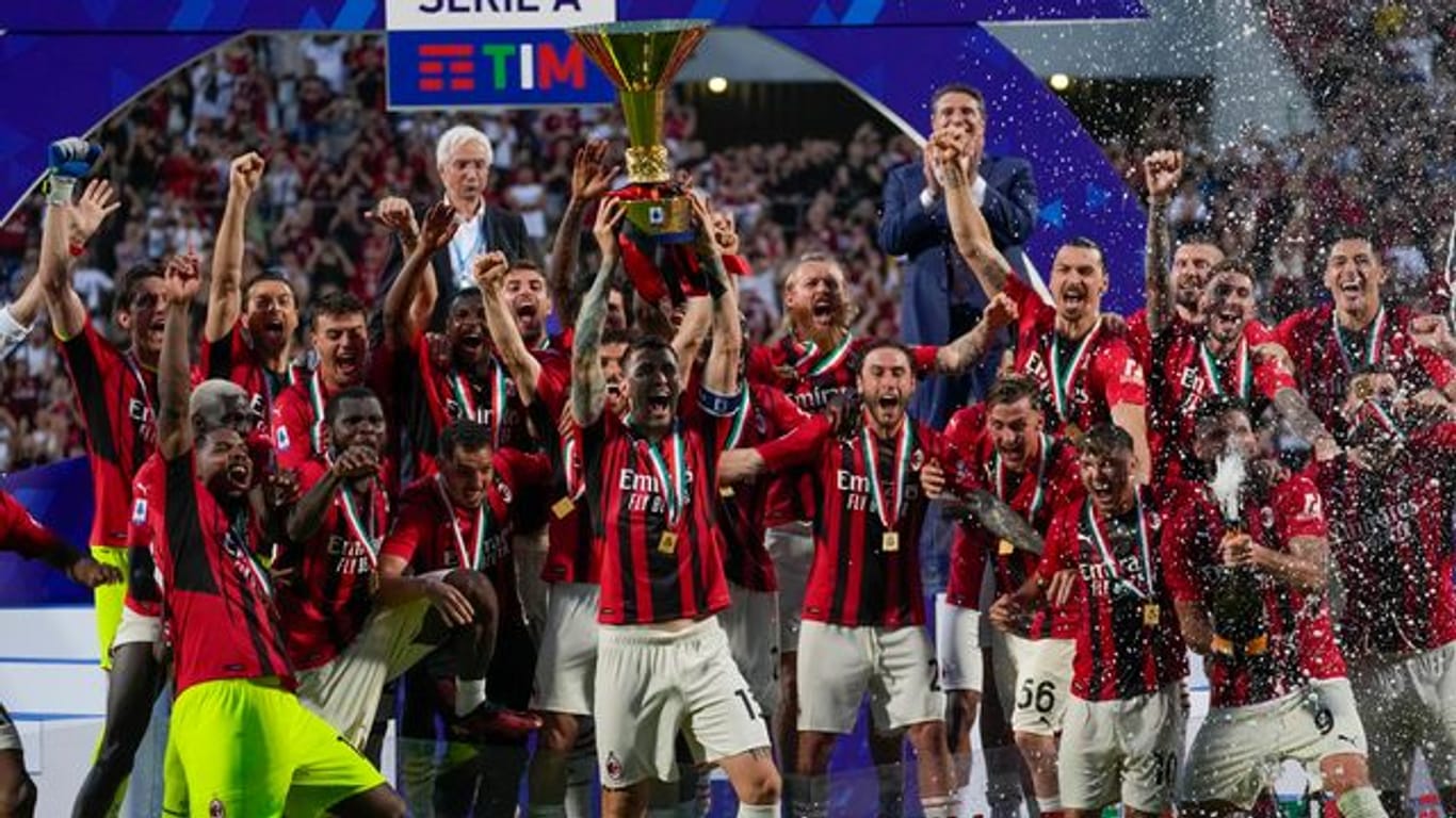 Der AC Mailand gewinnt die italienische Meisterschaft.