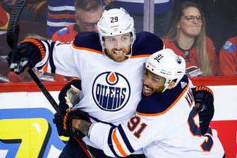 Leon Draisaitl (l) hilft seinem Team durch Vorlagen weiter.