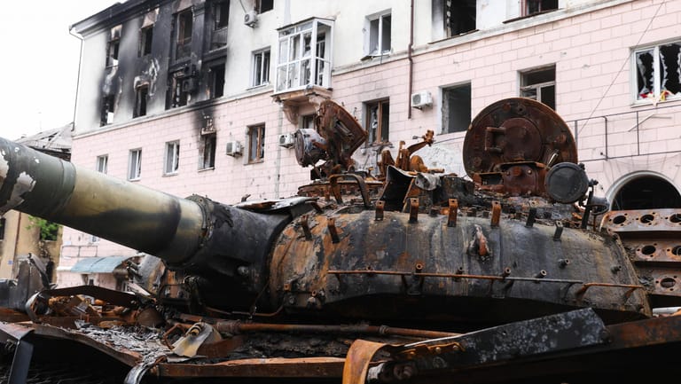 Ein zerstörter Panzer in Mariupol: Die Stadt ist vollständig von russischen Truppen erobert worden.
