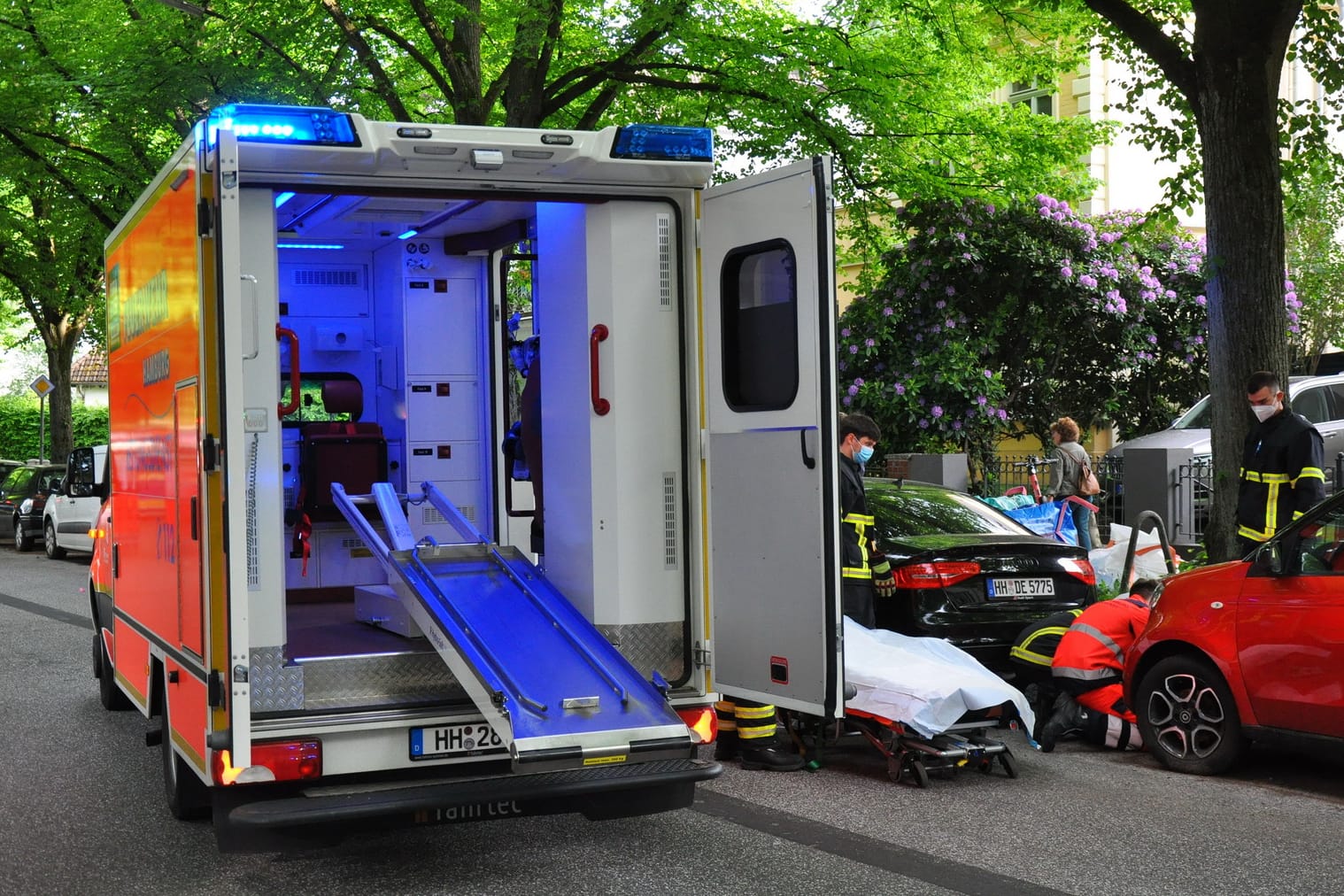 Rettungskräfte versorgen das Kind am Straßenrand: Die Autofahrerin erlitt einen Schock.