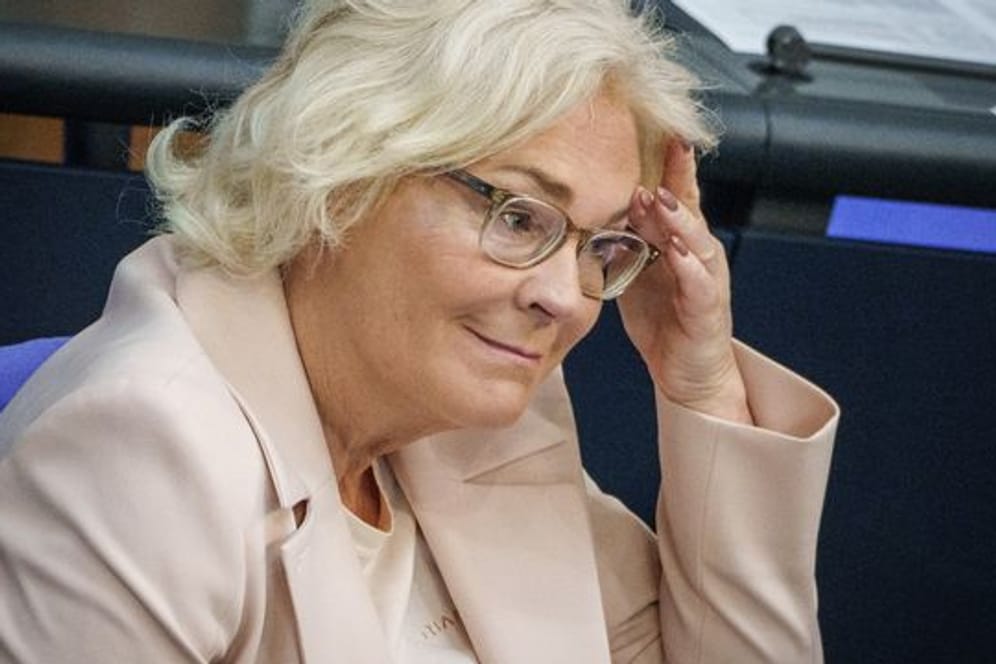 Christine Lambrecht (SPD), Verteidigungsministerin, verfolgt eine Debatte im Plenarsaal im Bundestag.