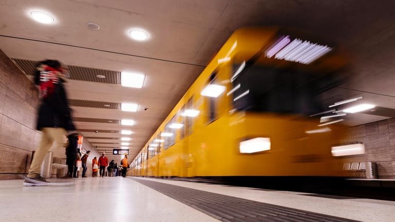 Eine U-Bahn fährt in einen Berliner Bahnhof ein (Symbolbild): Immer wieder kommt es zu Vorwürfen gegen Berliner Ticketkontrolleure.