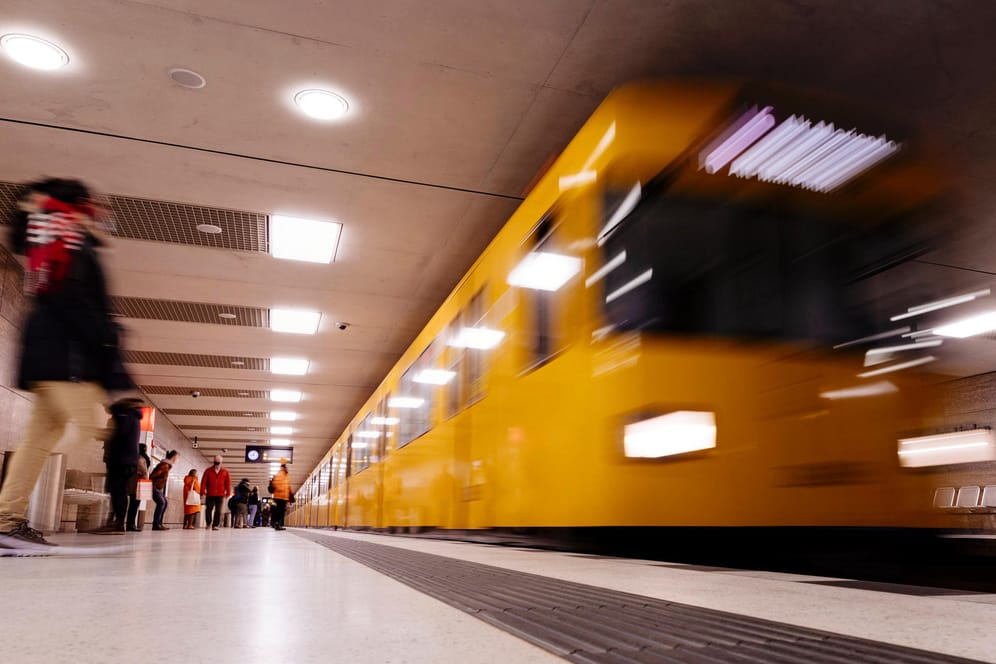 Eine U-Bahn fährt in einen Berliner Bahnhof ein (Symbolbild): Immer wieder kommt es zu Vorwürfen gegen Berliner Ticketkontrolleure.