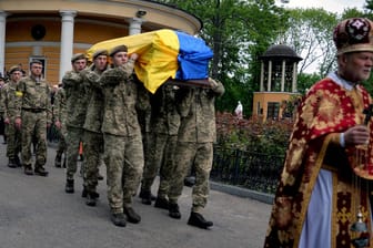 Trauerfeier für einen getöteten Soldaten in Lwiw: Auch die ukrainische Armee hat hohe Verluste erlitten.