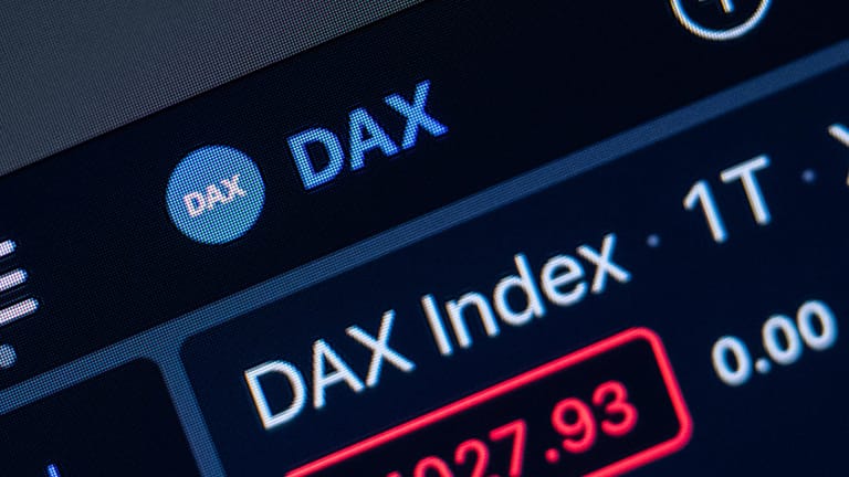 Schriftzug des Deutschen Aktienindex: Der Dax legt zu Wochenbeginn deutlich zu.