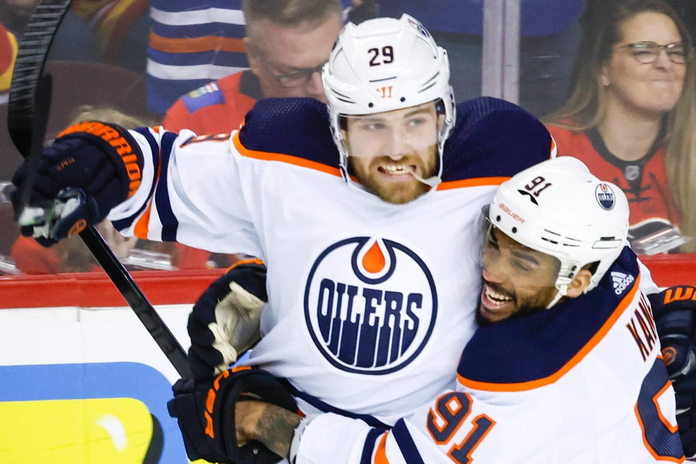 Leon Draisaitl (l.) und Evander Kane: Die Oilers erzielten drei Tore in sechs Minuten.