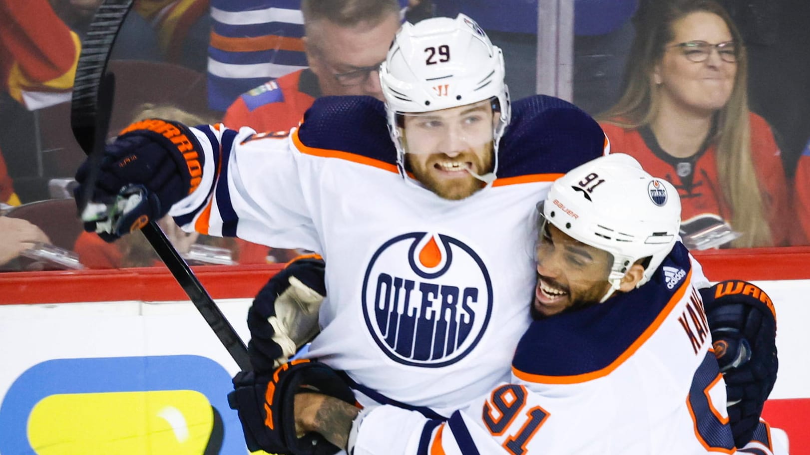 Leon Draisaitl (l.) und Evander Kane: Die Oilers erzielten drei Tore in sechs Minuten.