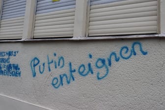 Der Schriftzug "Putin enteignen" auf einem "Russen-Haus" in Köln-Braunsfeld: Aktivisten fordern, dass die Stadt das Haus beschlagnahmt.