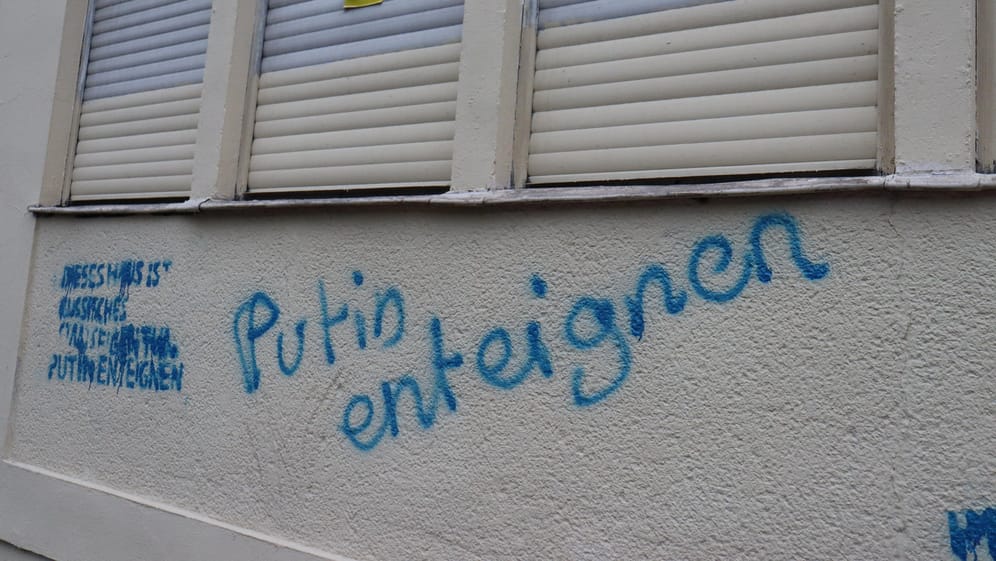 Der Schriftzug "Putin enteignen" auf einem "Russen-Haus" in Köln-Braunsfeld: Aktivisten fordern, dass die Stadt das Haus beschlagnahmt.