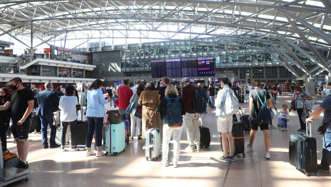 Lange Warteschlangen am Flughafen Hamburg (Archivbild): Fast 20.000 Reisende sollen am ersten Ferientag abfliegen.
