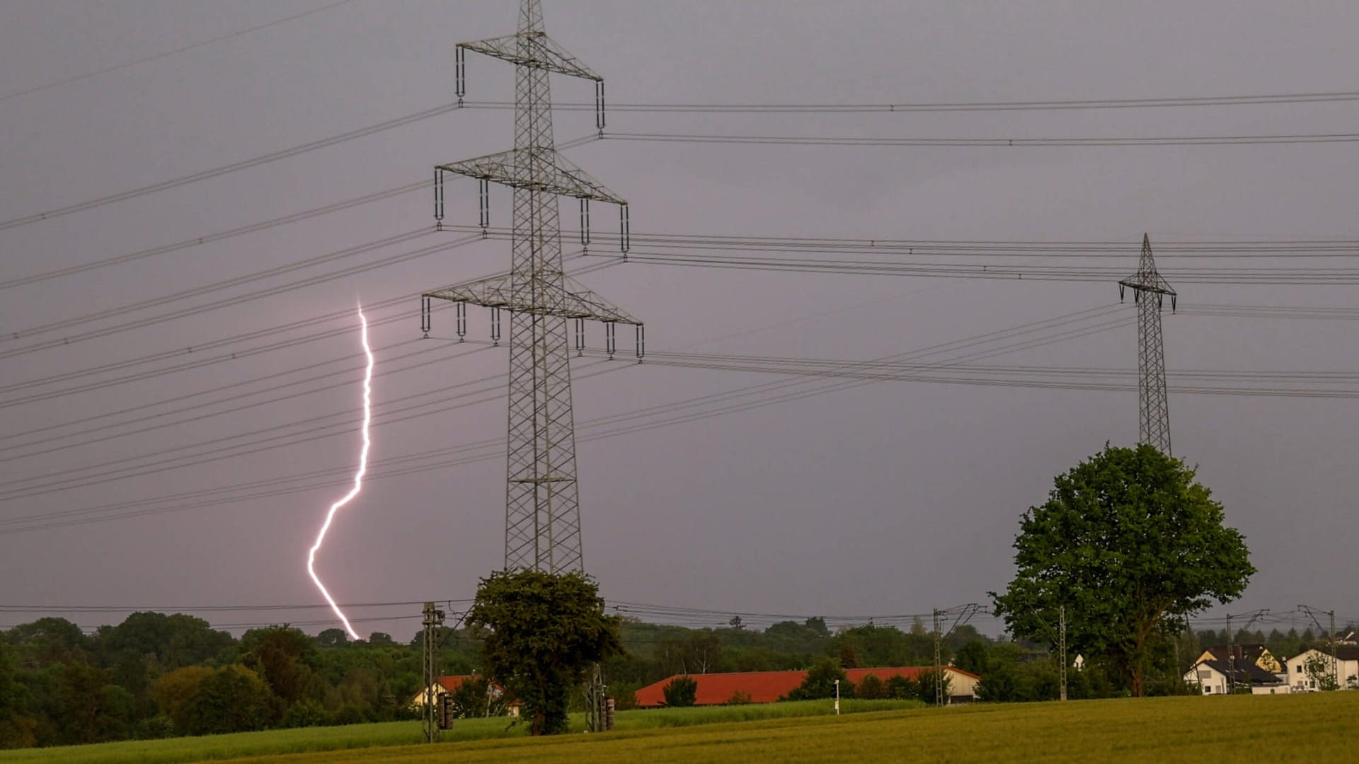 Gewitter in Hessen: Auch zum Wochenbeginn liegt eine Unwetter-Warnung vor.