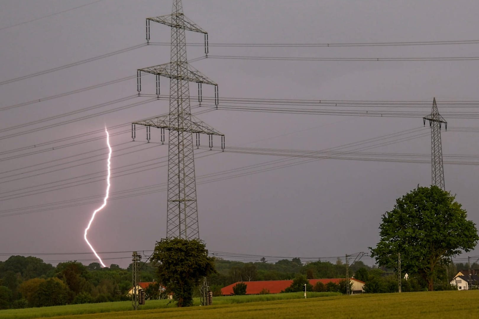 Gewitter in Hessen: Auch zum Wochenbeginn liegt eine Unwetter-Warnung vor.