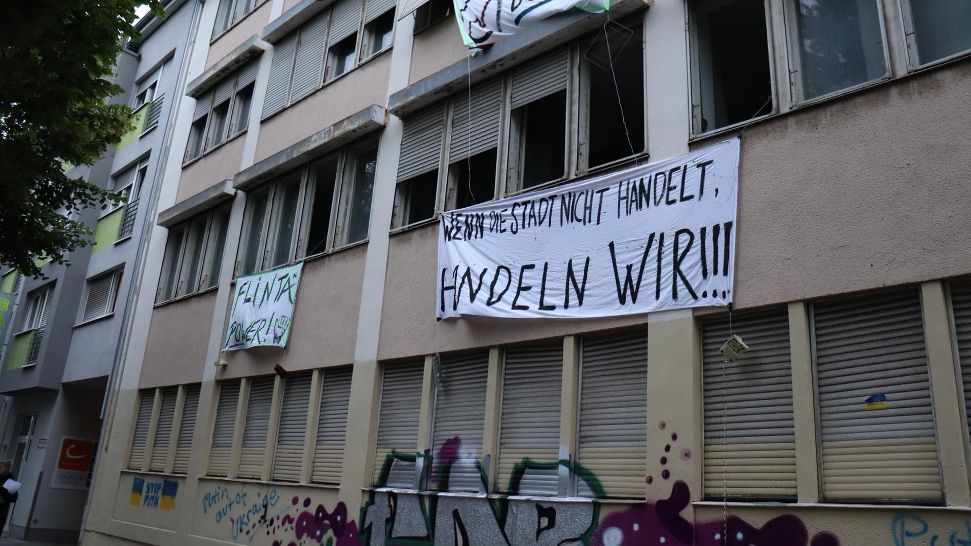 Ein besetztes "Russen-Haus" in Köln-Brausfeld: Aktivisten fordern, hier Wohnraum für Obdachlose und Geflüchtete zu schaffen.