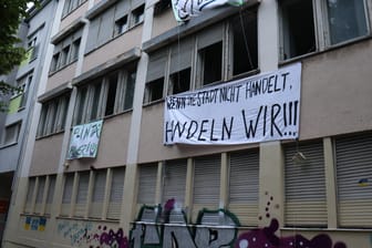 Ein besetztes "Russen-Haus" in Köln-Brausfeld: Aktivisten fordern, hier Wohnraum für Obdachlose und Geflüchtete zu schaffen.