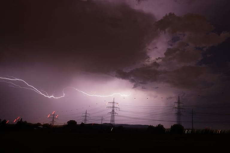 Blitze zucken über den Nachthimmel von Stuttgart: Wie schon in der Vorwoche sind auch am Montag wieder schwere Gewitter in Baden-Württemberg möglich.