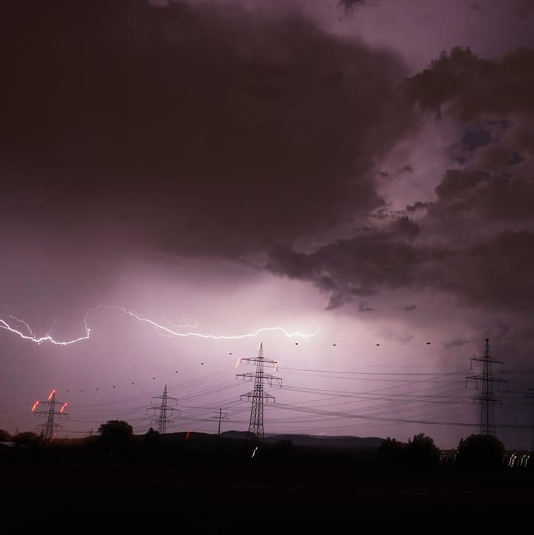 Blitze zucken über den Nachthimmel von Stuttgart: Wie schon in der Vorwoche sind auch am Montag wieder schwere Gewitter in Baden-Württemberg möglich.